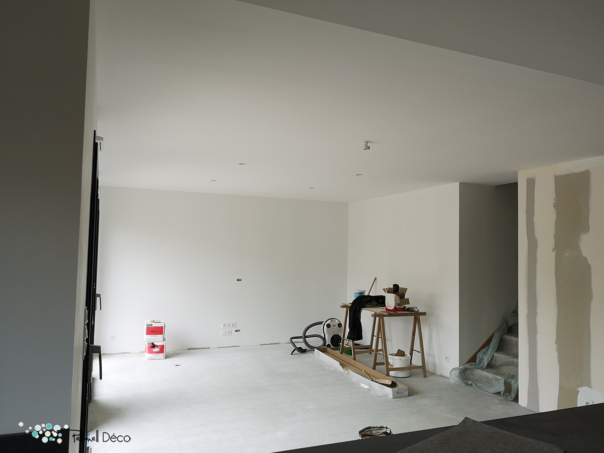 Photo avant pendant travaux d'un salon et salle à manger blanc