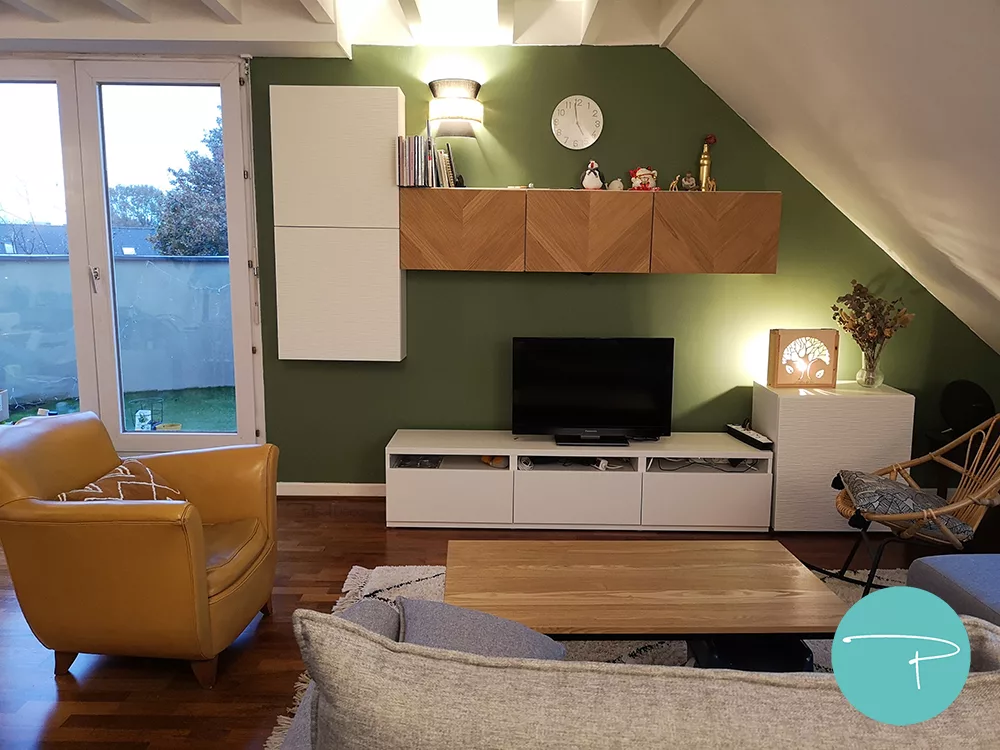 Coaching déco Rennes 35, avec salon mur vert, mobilier bois, meuble TV blanc et chevron, fauteuil salle à manger velours jaune, fauteuil rotin, buffet portes relief bois, canapé tissu gris