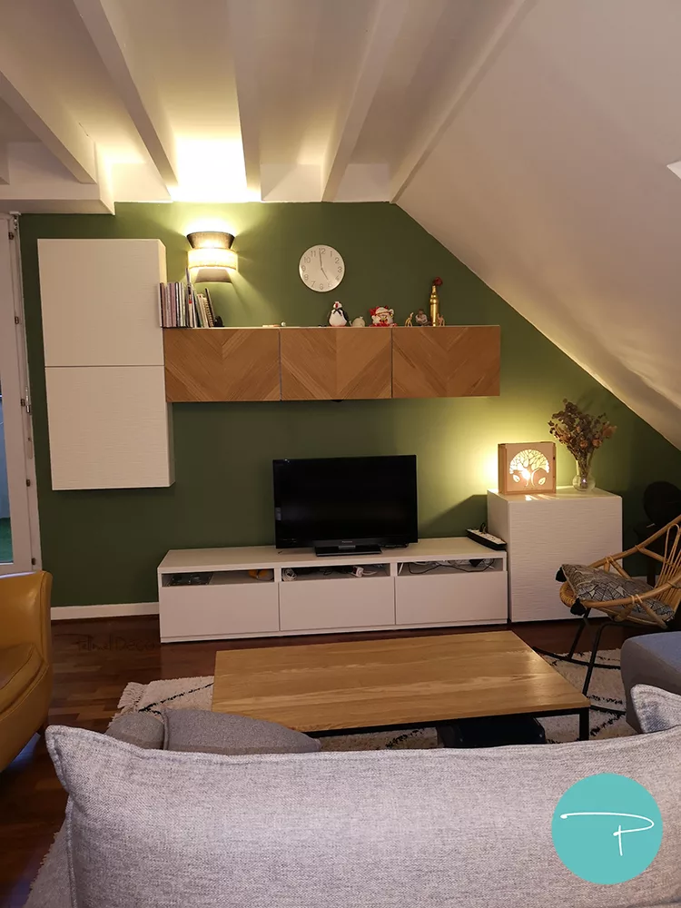 Coaching déco Rennes 35, avec salon mur vert, mobilier bois, meuble TV blanc et chevron, fauteuil salle à manger velours jaune, fauteuil rotin, buffet portes relief bois, canapé tissu gris